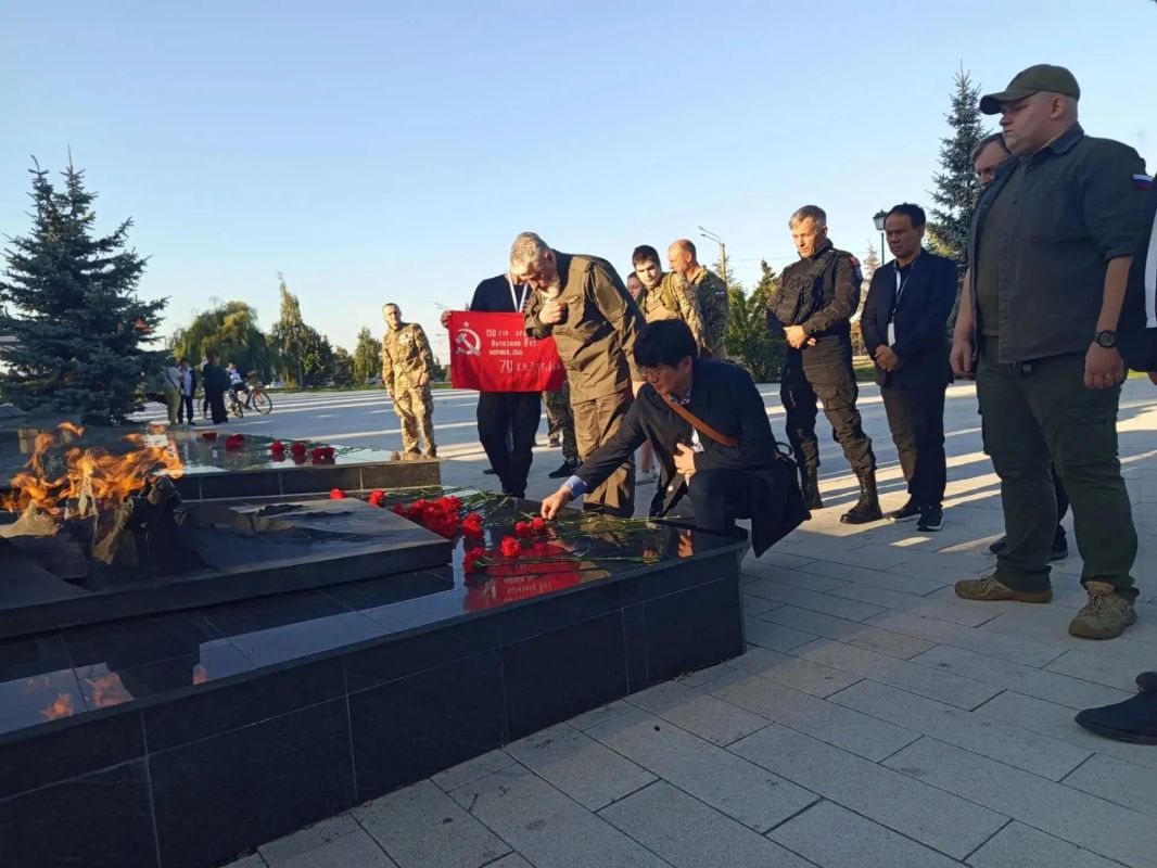 Международные наблюдатели и ветераны СВО возложили цветы к Вечному огню и памятнику Маршалу Георгию Жукову в Курске Международные наблюдатели и ветераны СВО возложили цветы к Вечному огню и памятнику Маршалу Георгию Жукову в Курске