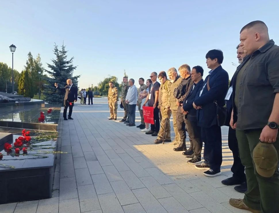 Международные наблюдатели почтили память героев-курян Международные наблюдатели почтили память героев-курян