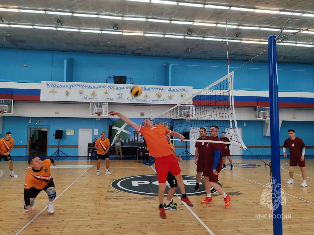 Открытый турнир по классическому волейболу, посвященный памяти первого начальника Курской таможни генерал-майора таможенной службы А.В. Погожева, собрал на спортивной площадке 5 коллективов силовых структур региона