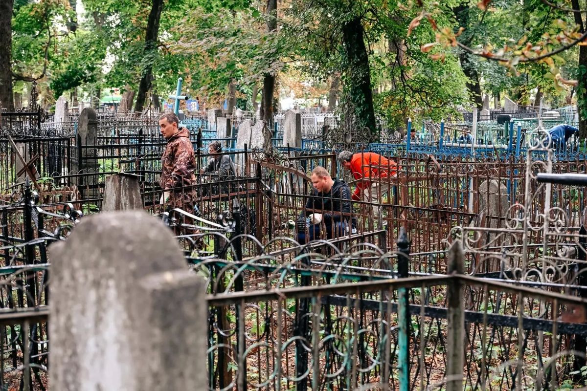 В Курске приводят в порядок Никитское кладбище В Курске приводят в порядок Никитское кладбище