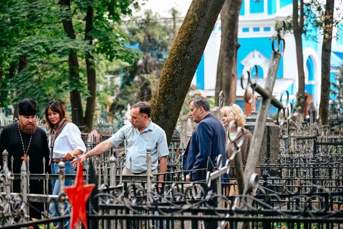 Более 800 могил привели в порядок на Никитском кладбище Более 800 могил привели в порядок на Никитском кладбище