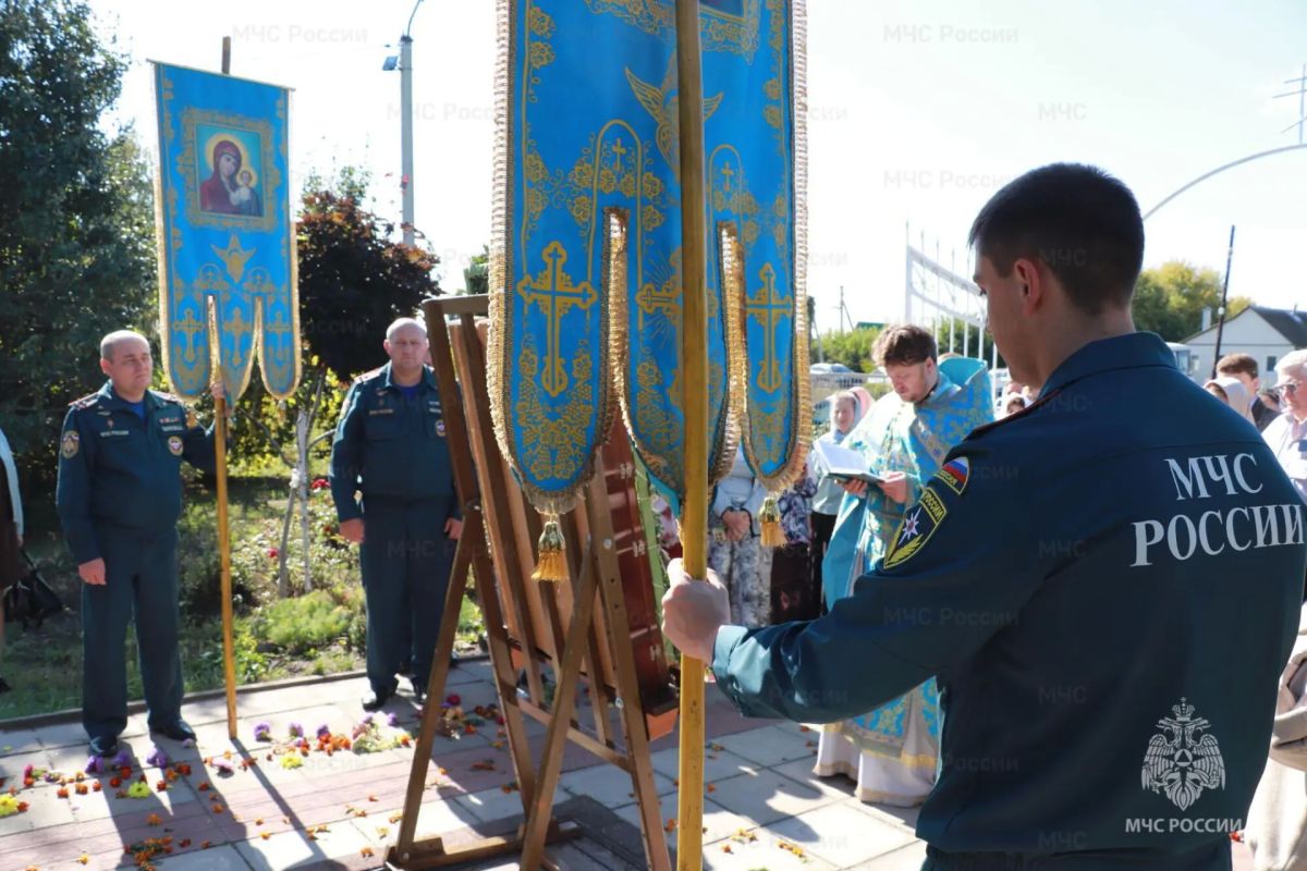Курские спасатели МЧС России приняли участие в крестном ходе в честь иконы Божией Матери «Неопалимая Купина» Курские спасатели МЧС России приняли участие в крестном ходе в честь иконы Божией Матери «Неопалимая Купина»