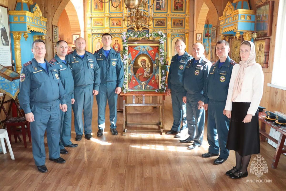 Курские спасатели МЧС России приняли участие в крестном ходе в честь иконы Божией Матери «Неопалимая Купина» Курские спасатели МЧС России приняли участие в крестном ходе в честь иконы Божией Матери «Неопалимая Купина»