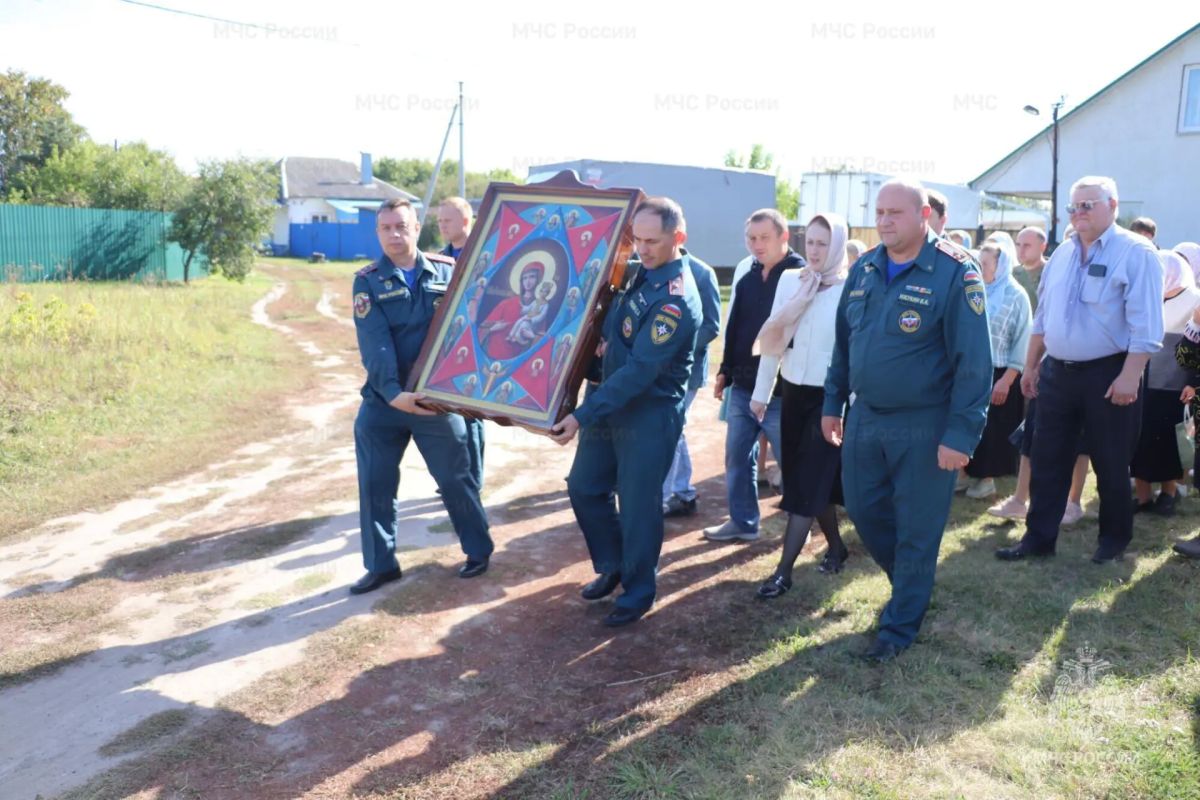 Курские спасатели МЧС России приняли участие в крестном ходе в честь иконы Божией Матери «Неопалимая Купина» Курские спасатели МЧС России приняли участие в крестном ходе в честь иконы Божией Матери «Неопалимая Купина»