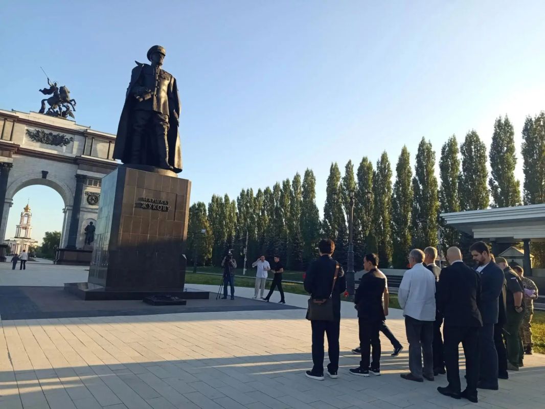 Международные наблюдатели и ветераны СВО возложили цветы к Вечному огню и памятнику Маршалу Георгию Жукову в Курске Международные наблюдатели и ветераны СВО возложили цветы к Вечному огню и памятнику Маршалу Георгию Жукову в Курске