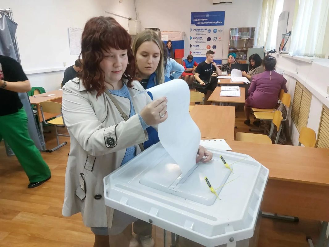 Волонтёры помогают избирателям на участках Курской области Волонтёры помогают избирателям на участках Курской области