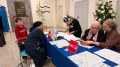 Люди продолжают приходить на участки и голосовать