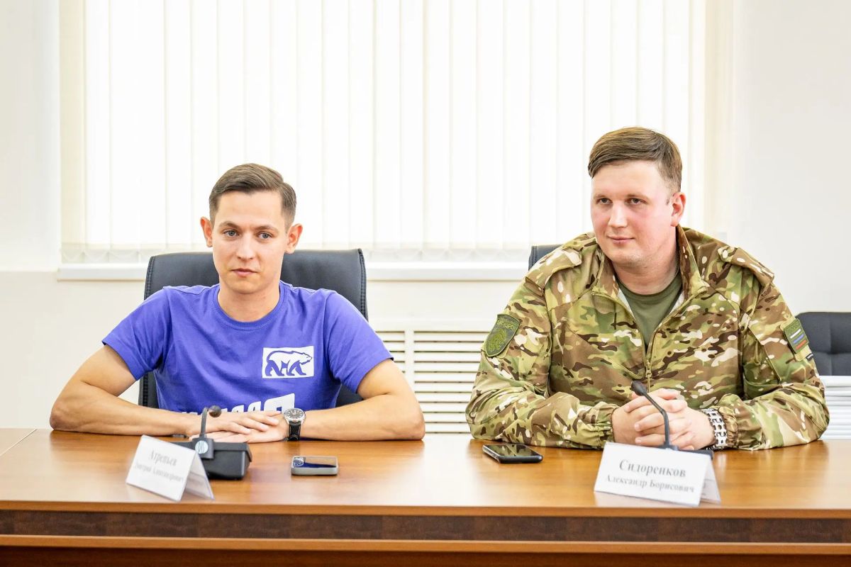 Встретился с волонтёрами «Молодой гвардии» Встретился с волонтёрами «Молодой гвардии»