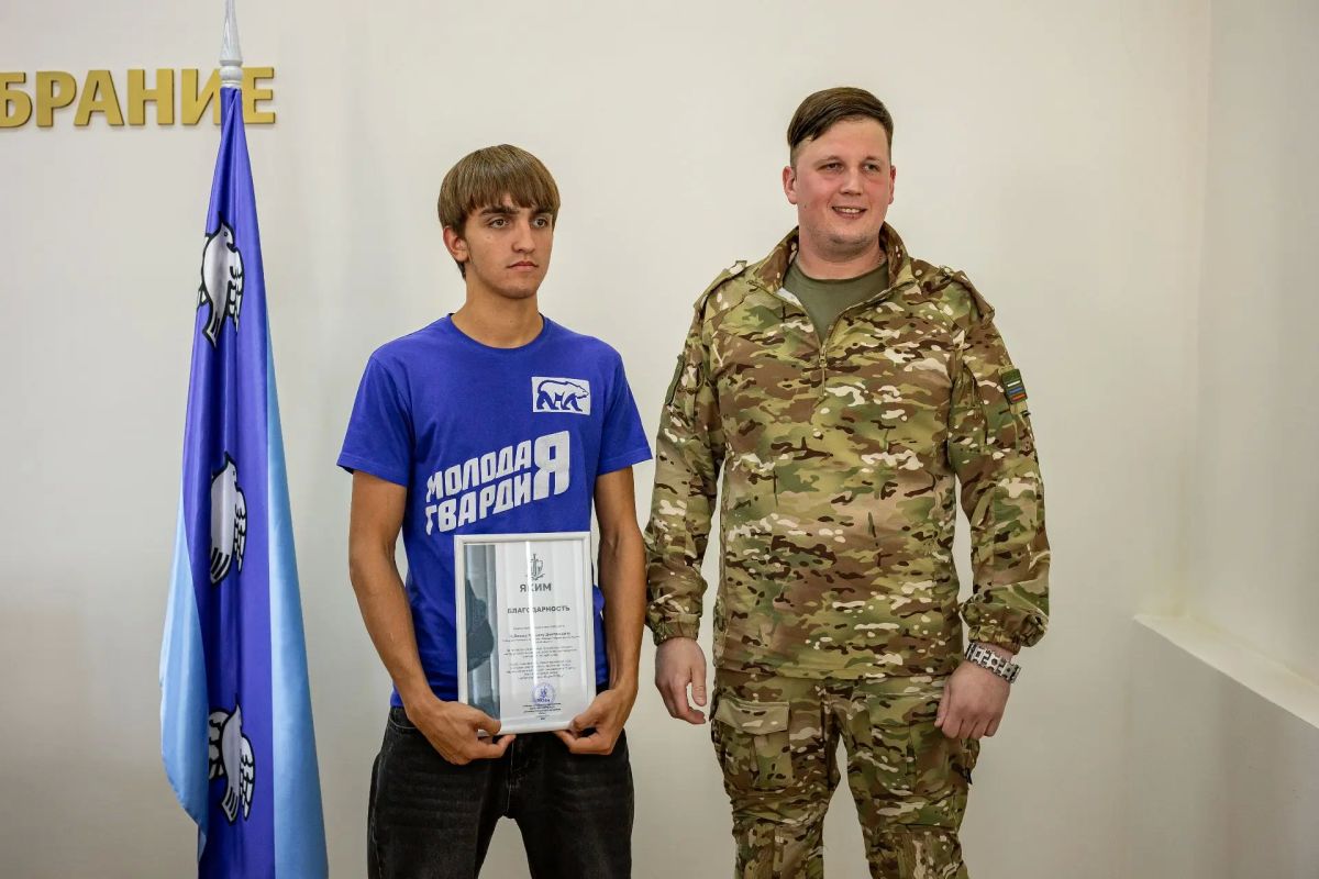 Встретился с волонтёрами «Молодой гвардии» Встретился с волонтёрами «Молодой гвардии»