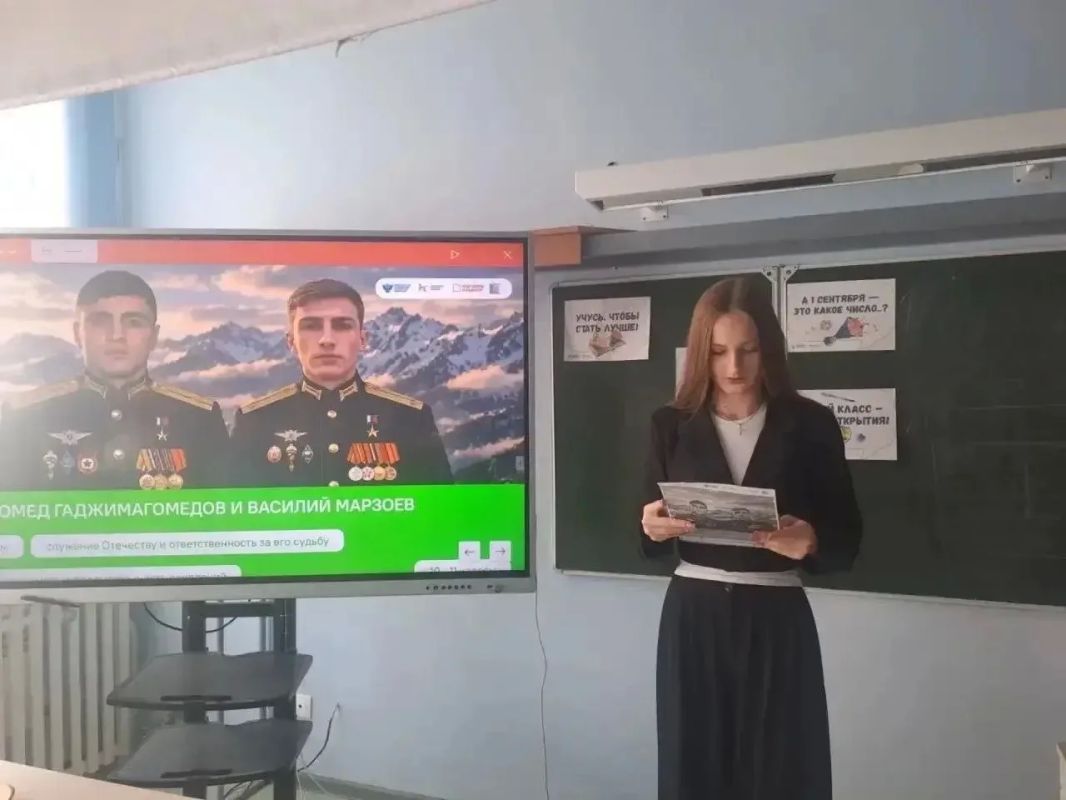 В школах Курска учебная неделя традиционно началась с «Разговоров о важном» В школах Курска учебная неделя традиционно началась с «Разговоров о важном»