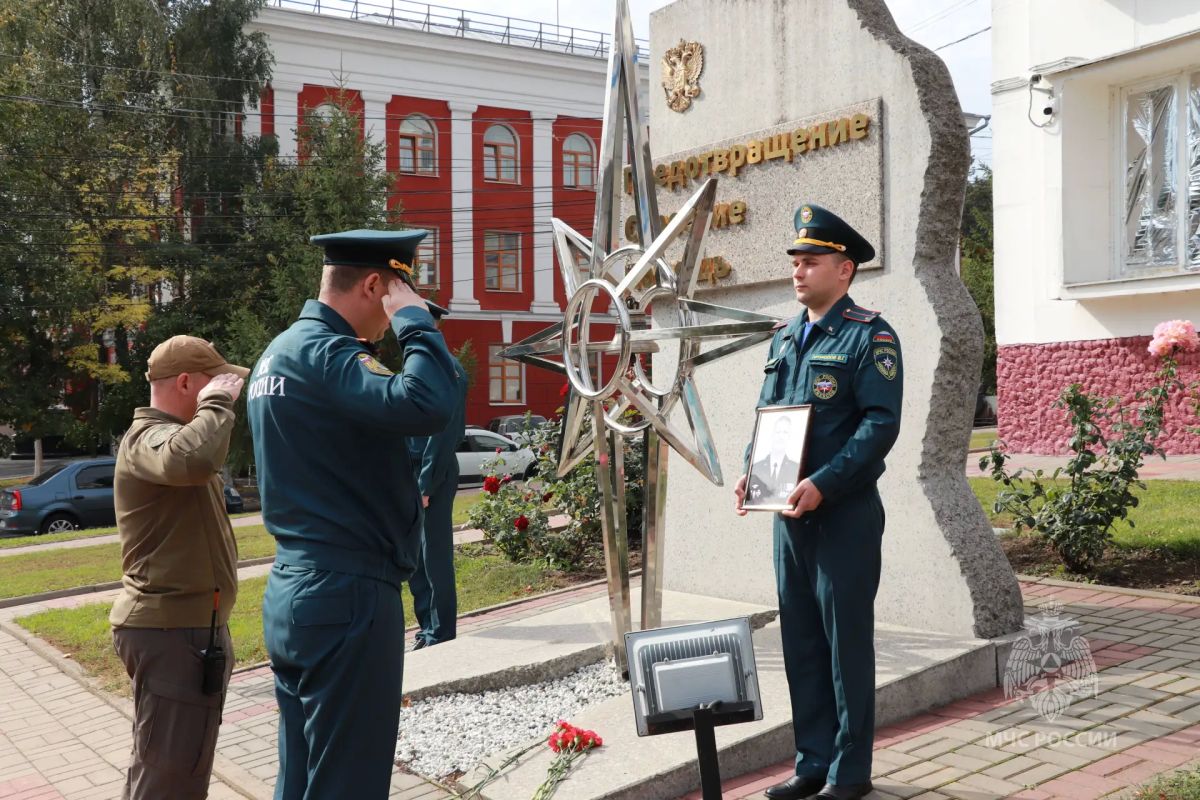 Чтобы помнили…. Курские спасатели и специалисты сводного пиротехнического отряда МЧС России почтили память погибшего при исполнении служебных обязанностей начальника отдела Центра «Лидер» Вячеслава Цоффки Чтобы помнили…. Курские спасатели и специалисты сводного пиротехнического отряда МЧС России почтили память погибшего при исполнении служебных обязанностей начальника отдела Центра «Лидер» Вячеслава Цоффки