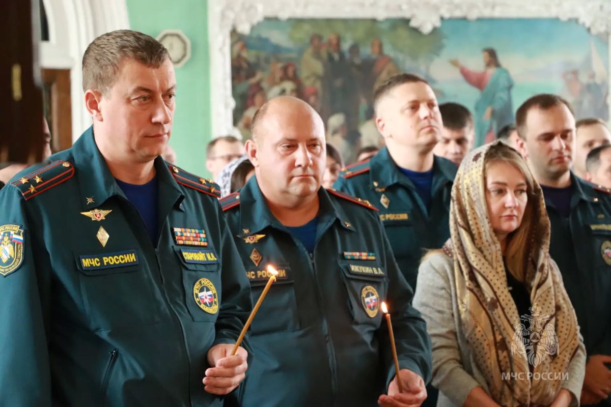 Чтобы помнили…. Курские спасатели и специалисты сводного пиротехнического отряда МЧС России почтили память погибшего при исполнении служебных обязанностей начальника отдела Центра «Лидер» Вячеслава Цоффки Чтобы помнили…. Курские спасатели и специалисты сводного пиротехнического отряда МЧС России почтили память погибшего при исполнении служебных обязанностей начальника отдела Центра «Лидер» Вячеслава Цоффки