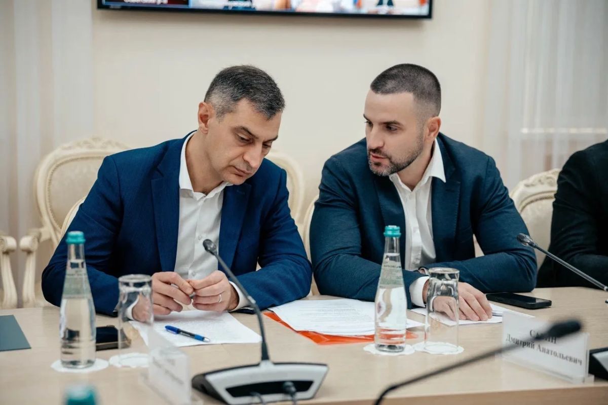 Сегодня состоялось заседание Правительства Курской области под руководством губернатора Курской области Александра Евсеевича Хинштейна Сегодня состоялось заседание Правительства Курской области под руководством губернатора Курской области Александра Евсеевича Хинштейна