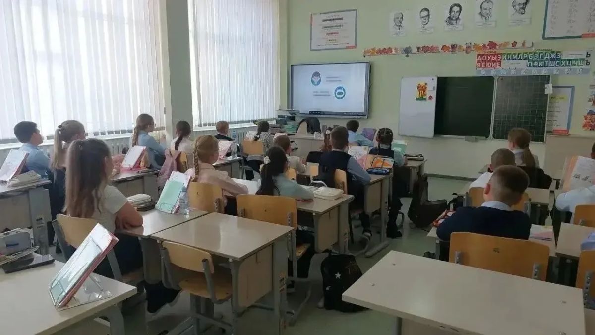 В школах Курска учебная неделя традиционно началась с «Разговоров о важном» В школах Курска учебная неделя традиционно началась с «Разговоров о важном»