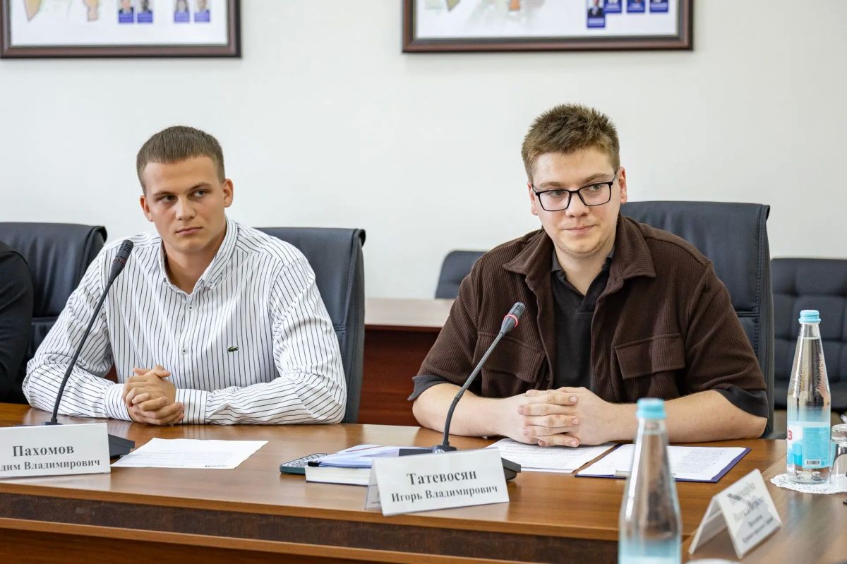 Встретился с волонтёрами «Молодой гвардии» Встретился с волонтёрами «Молодой гвардии»