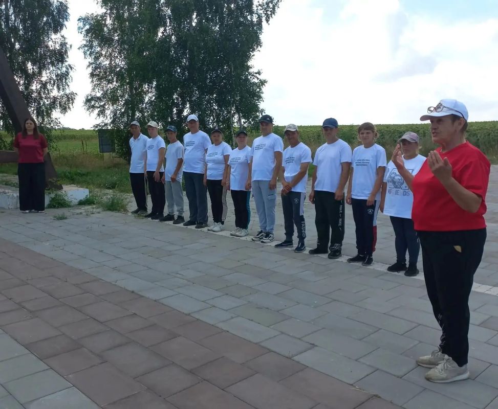 В Щигровском районе участники клуба «Скандинавской ходьбы» Щигровского дома социального обслуживания совместно с участниками проекта «Курское долголетие» совершили пеший маршрут к скважине № 1 Курской магнитной аномалии В Щигровском районе участники клуба «Скандинавской ходьбы» Щигровского дома социального обслуживания совместно с участниками проекта «Курское долголетие» совершили пеший маршрут к скважине № 1 Курской магнитной аномалии