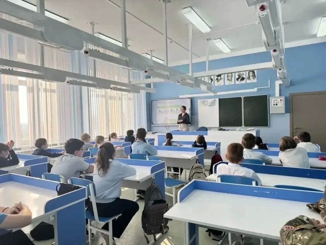 В школах Курска учебная неделя традиционно началась с «Разговоров о важном»