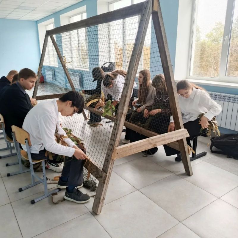 Девятиклассники Верхнелюбажской средней школы (классный руководитель Светлана Крючкина) во время внеурочной деятельности «Добрые дела» дали старт плетению маскировочных сетей Девятиклассники Верхнелюбажской средней школы (классный руководитель Светлана Крючкина) во время внеурочной деятельности «Добрые дела» дали старт плетению маскировочных сетей