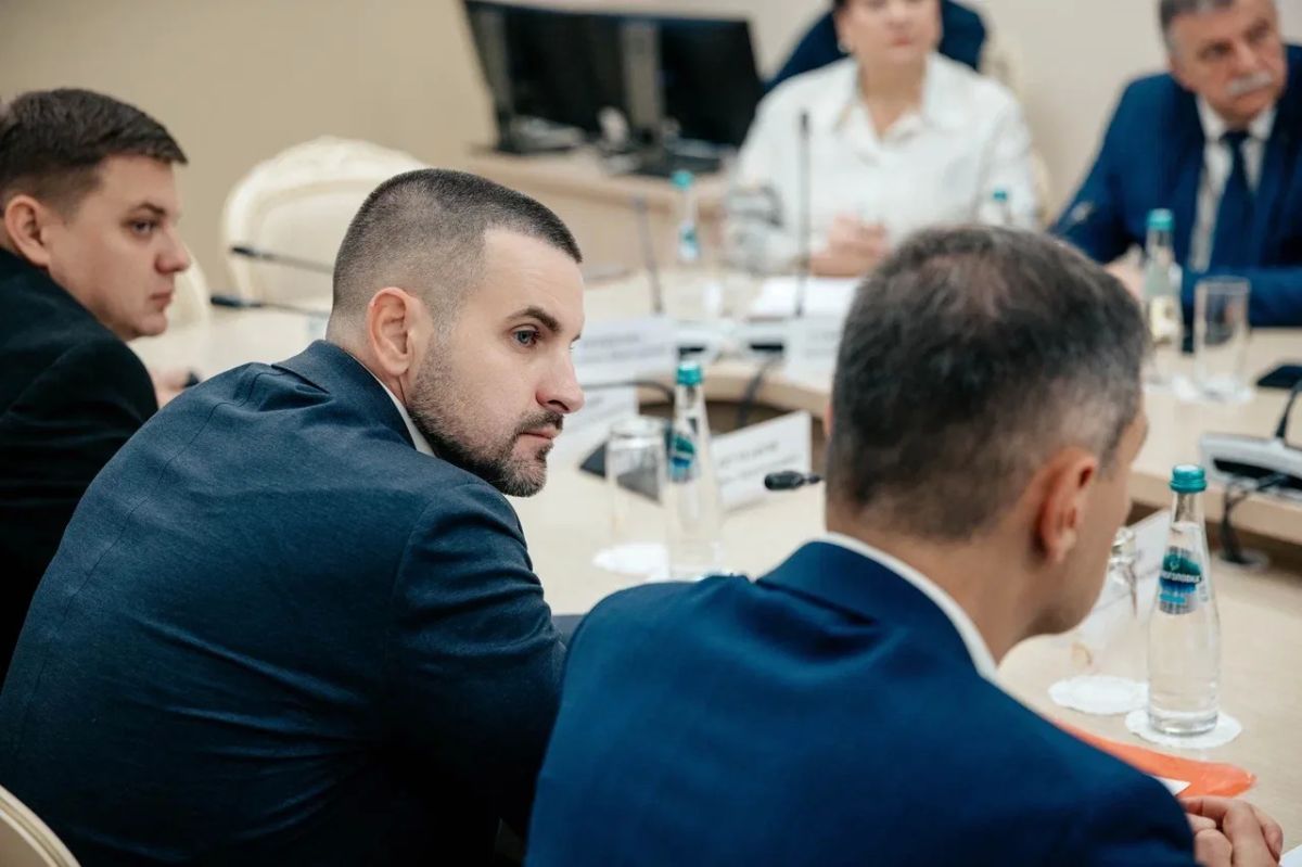 Сегодня состоялось заседание Правительства Курской области под руководством губернатора Курской области Александра Евсеевича Хинштейна Сегодня состоялось заседание Правительства Курской области под руководством губернатора Курской области Александра Евсеевича Хинштейна