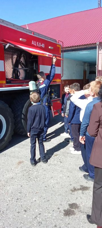 От парты к пожарной машине: ученики Ленинской СОШ побывали на экскурсии в ПЧ Октябрьского района От парты к пожарной машине: ученики Ленинской СОШ побывали на экскурсии в ПЧ Октябрьского района