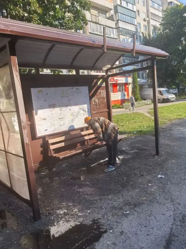 В Курске продолжают очищать улицы от незаконной рекламы и объявлений В Курске продолжают очищать улицы от незаконной рекламы и объявлений