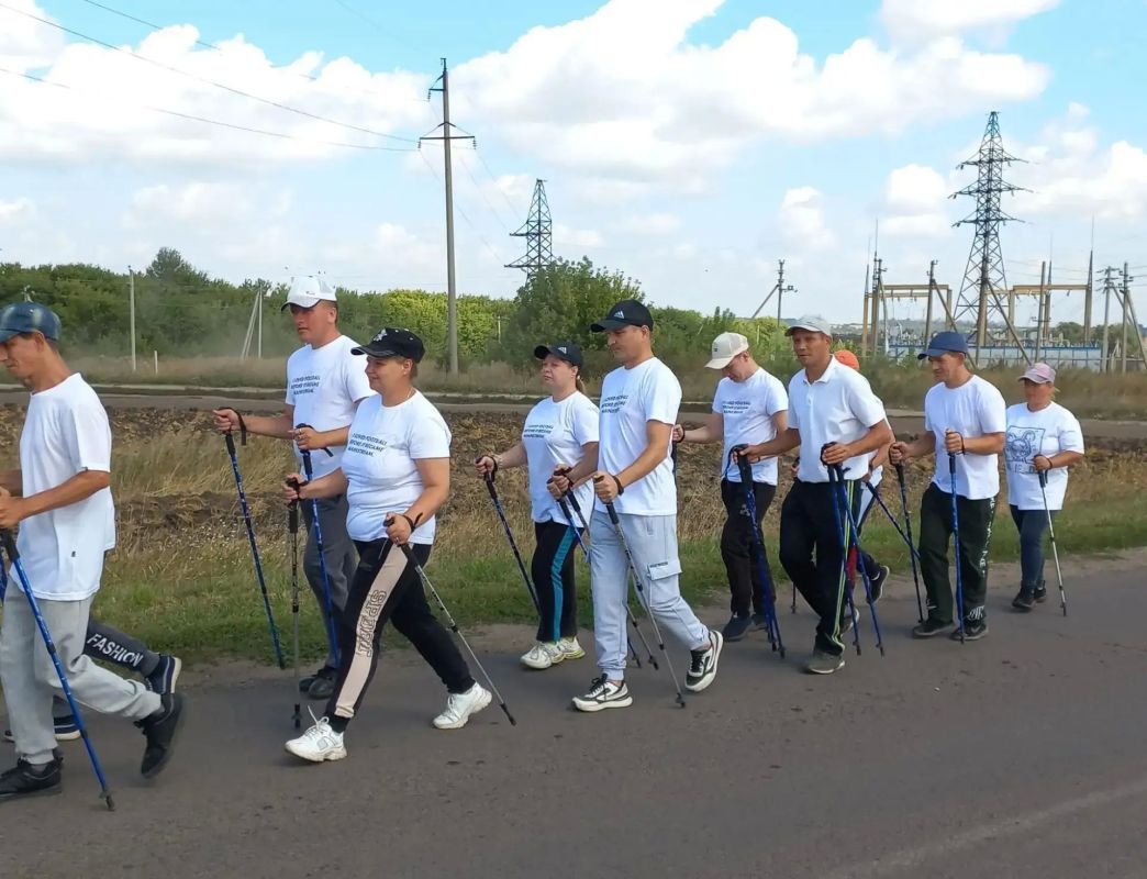 В Щигровском районе участники клуба «Скандинавской ходьбы» Щигровского дома социального обслуживания совместно с участниками проекта «Курское долголетие» совершили пеший маршрут к скважине № 1 Курской магнитной аномалии В Щигровском районе участники клуба «Скандинавской ходьбы» Щигровского дома социального обслуживания совместно с участниками проекта «Курское долголетие» совершили пеший маршрут к скважине № 1 Курской магнитной аномалии