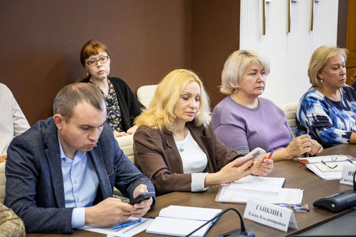 Провел рабочую планерку с коллегами Провел рабочую планерку с коллегами