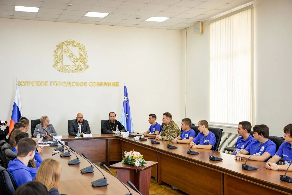 Встретился с волонтёрами «Молодой гвардии» Встретился с волонтёрами «Молодой гвардии»
