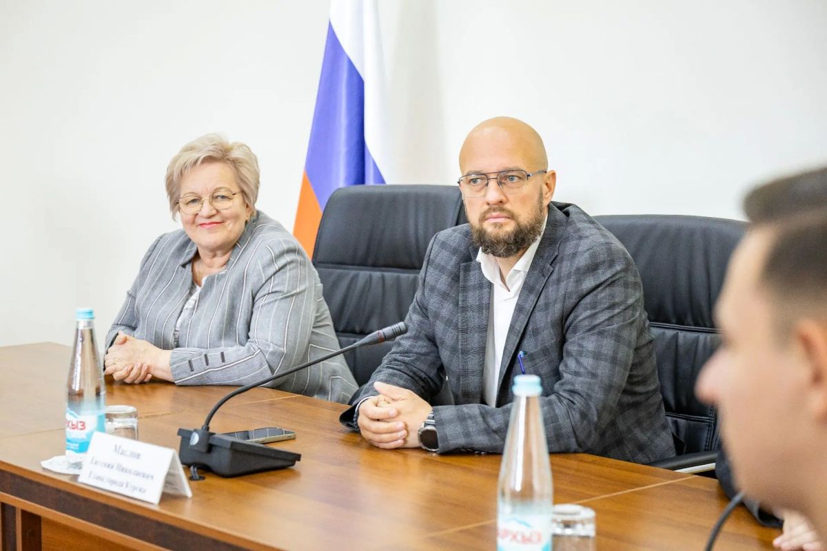 Встретился с волонтёрами «Молодой гвардии» Встретился с волонтёрами «Молодой гвардии»