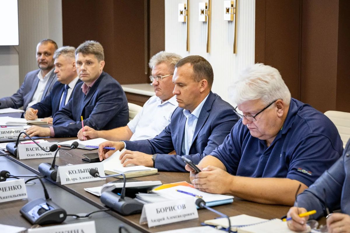 Провел рабочую планерку с коллегами Провел рабочую планерку с коллегами