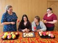 В Миленинском СДК в клубе «Творческая мастерская» прошёл увлекательный мастер-класс «Сушим яблочки»