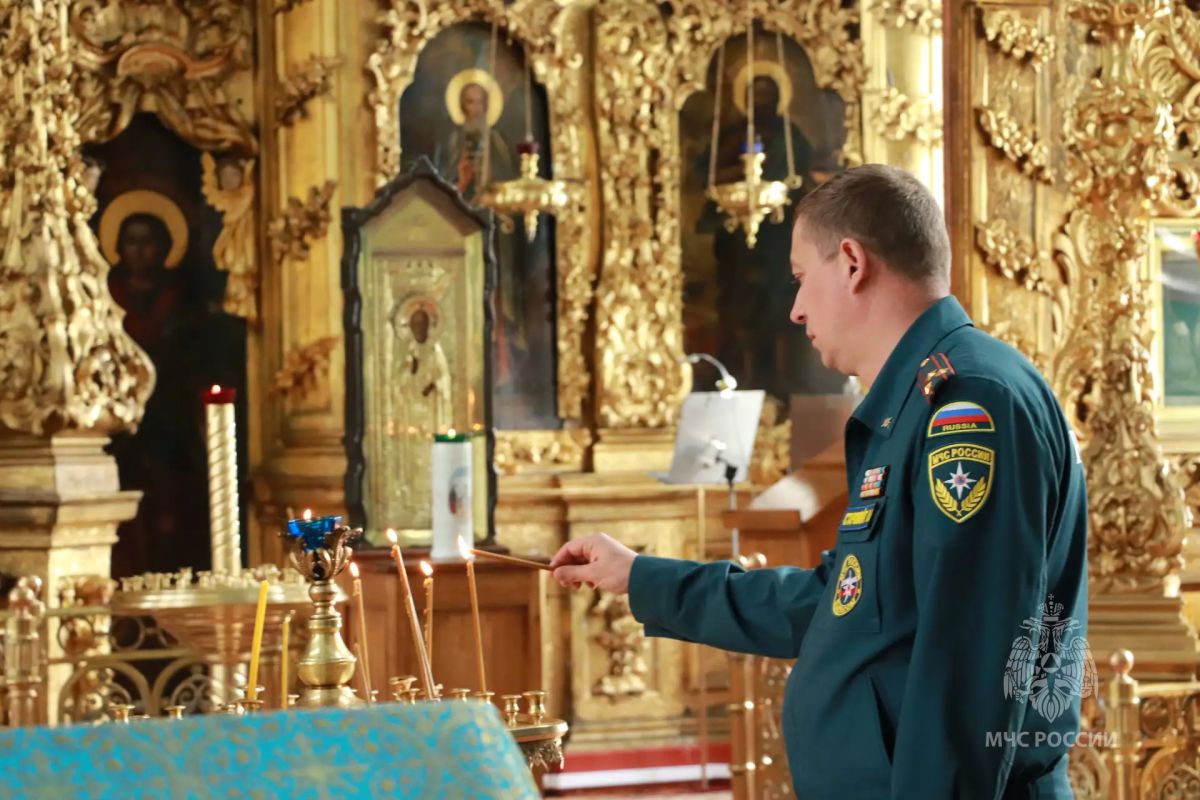 Чтобы помнили…. Курские спасатели и специалисты сводного пиротехнического отряда МЧС России почтили память погибшего при исполнении служебных обязанностей начальника отдела Центра «Лидер» Вячеслава Цоффки Чтобы помнили…. Курские спасатели и специалисты сводного пиротехнического отряда МЧС России почтили память погибшего при исполнении служебных обязанностей начальника отдела Центра «Лидер» Вячеслава Цоффки