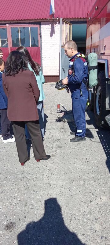 От парты к пожарной машине: ученики Ленинской СОШ побывали на экскурсии в ПЧ Октябрьского района