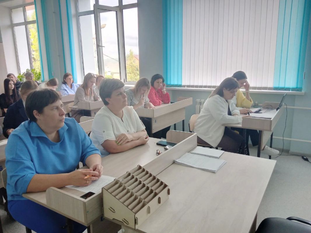 18 сентября педагоги МКОУ "Фатежская СОШ 2 имени Героя Советского Союза П. Е. Лактионова" обсудили ключевые вопросы развития образования и воспитания, связав их с национальными задачами и стратегическими целями 18 сентября педагоги МКОУ "Фатежская СОШ 2 имени Героя Советского Союза П. Е. Лактионова" обсудили ключевые вопросы развития образования и воспитания, связав их с национальными задачами и стратегическими целями