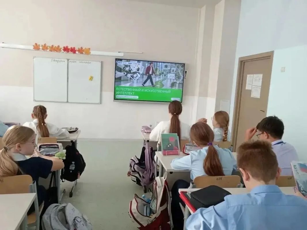 В школах Курска учебная неделя традиционно началась с «Разговоров о важном» В школах Курска учебная неделя традиционно началась с «Разговоров о важном»
