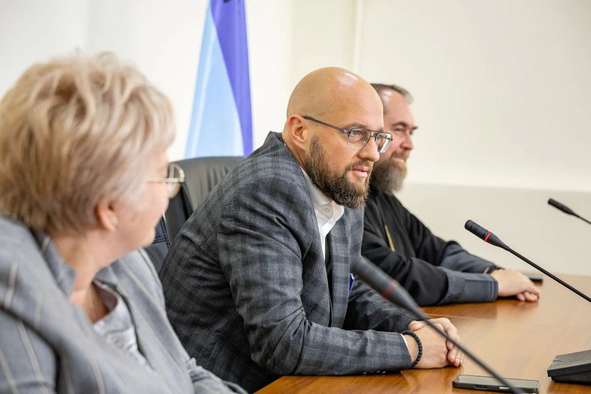 Встретился с волонтёрами «Молодой гвардии»