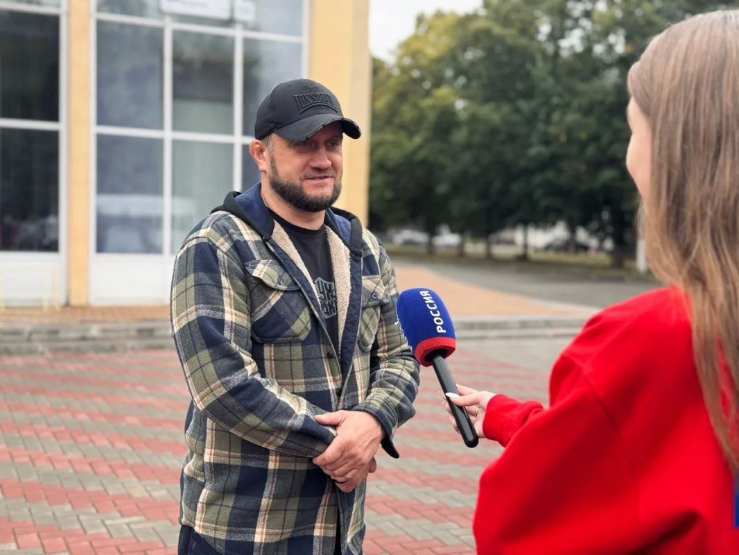 Прямо сейчас семья Лукьянчиковых - папа Александр, мама Наталья, сын Никита и крестница семьи Елизавета - вместе с наставником, ветераном СВО Сергеем Евдокимовым, направляются в Волгоград Прямо сейчас семья Лукьянчиковых - папа Александр, мама Наталья, сын Никита и крестница семьи Елизавета - вместе с наставником, ветераном СВО Сергеем Евдокимовым, направляются в Волгоград
