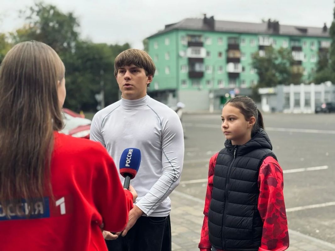 Прямо сейчас семья Лукьянчиковых - папа Александр, мама Наталья, сын Никита и крестница семьи Елизавета - вместе с наставником, ветераном СВО Сергеем Евдокимовым, направляются в Волгоград Прямо сейчас семья Лукьянчиковых - папа Александр, мама Наталья, сын Никита и крестница семьи Елизавета - вместе с наставником, ветераном СВО Сергеем Евдокимовым, направляются в Волгоград