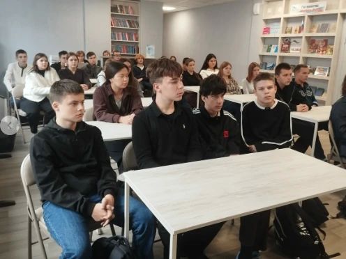 Строка, оборванная пулей.. В читальном зале центральной городской библиотеки для студентов 1курса (13 гр.) курчатовского филиала курского государственного политехнического колледжа была проведена поэтическая композиция...