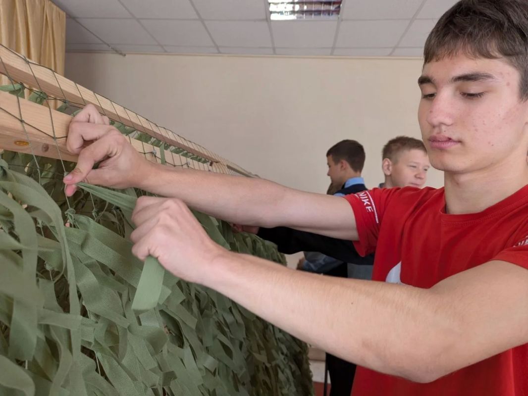 В Фатежском районном доме народного творчества волонтёры вместе с учениками школы №1 регулярно занимаются плетением маскировочных сетей В Фатежском районном доме народного творчества волонтёры вместе с учениками школы №1 регулярно занимаются плетением маскировочных сетей
