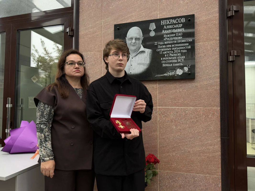 В Курске открыли мемориальную доску погибшему от атаки ВСУ связисту «Ростелекома» В Курске открыли мемориальную доску погибшему от атаки ВСУ связисту «Ростелекома»