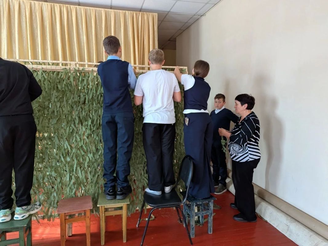 В Фатежском районном доме народного творчества волонтёры вместе с учениками школы №1 регулярно занимаются плетением маскировочных сетей В Фатежском районном доме народного творчества волонтёры вместе с учениками школы №1 регулярно занимаются плетением маскировочных сетей