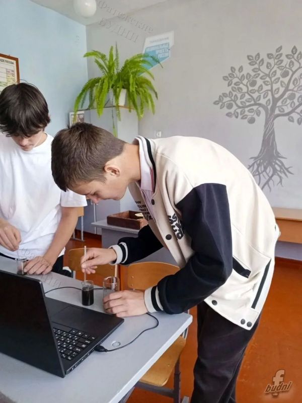 В рамках дополнительной общеразвивающей программы «Химия вокруг нас» педагог дополнительного образования Галина Боева провела в Хмелевской школе увлекательное занятие на тему «Анализ почвы» В рамках дополнительной общеразвивающей программы «Химия вокруг нас» педагог дополнительного образования Галина Боева провела в Хмелевской школе увлекательное занятие на тему «Анализ почвы»
