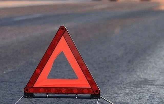В Курске автомобиль сбил столб, оставив десятки домов без света и воды