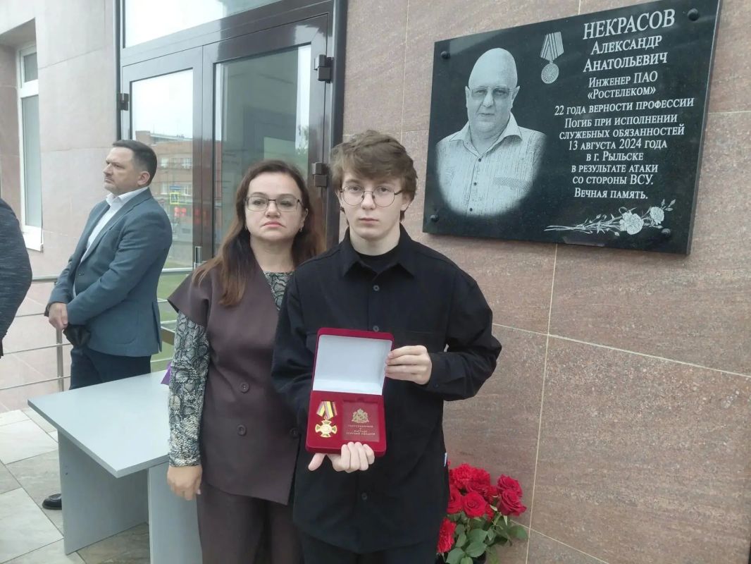 В Курске открыли мемориальную доску, посвященную погибшему инженеру Ростелекома В Курске открыли мемориальную доску, посвященную погибшему инженеру Ростелекома