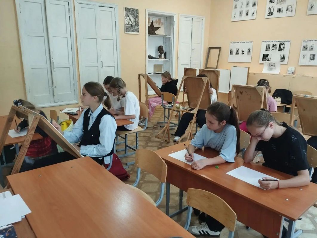 Юные художники Конышевской ДШИ представили серию рисунков, посвященных сказочному герою — Колобку Юные художники Конышевской ДШИ представили серию рисунков, посвященных сказочному герою — Колобку