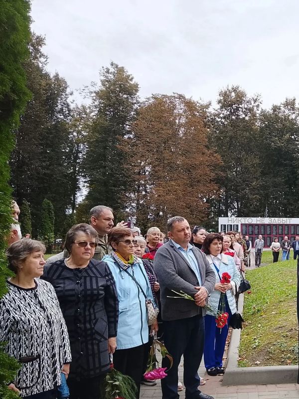 В Дмитриевском районе открыт памятный знак участникам СВО В Дмитриевском районе открыт памятный знак участникам СВО