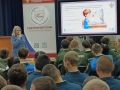НЕ МЕНЕЕ 50!!!. Именно такое расстояние - не менее 50 см - между экраном и глазами безопасно для зрения
