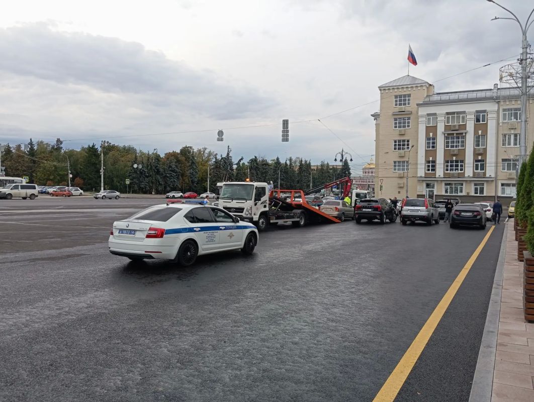 На Красной площади работают сразу два эвакуатора На Красной площади работают сразу два эвакуатора