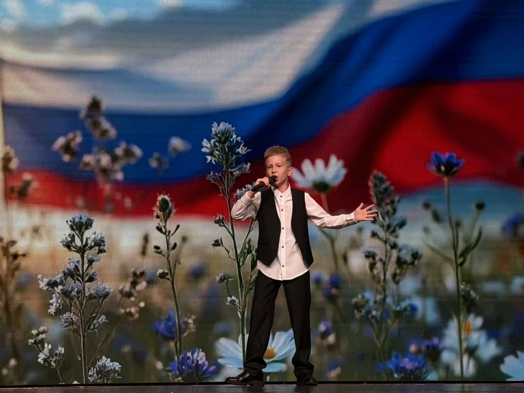 В Курске ко Дню города юные артисты спели о родном крае В областном Дворце молодежи прошел концерт «С песней по жизни!». Ребята разных возрастов из вокальной студии «Е.В.Ро-Джем» исполнили патриотические композиции... В Курске ко Дню города юные артисты спели о родном крае В областном Дворце молодежи прошел концерт «С песней по жизни!». Ребята разных возрастов из вокальной студии «Е.В.Ро-Джем» исполнили патриотические композиции...